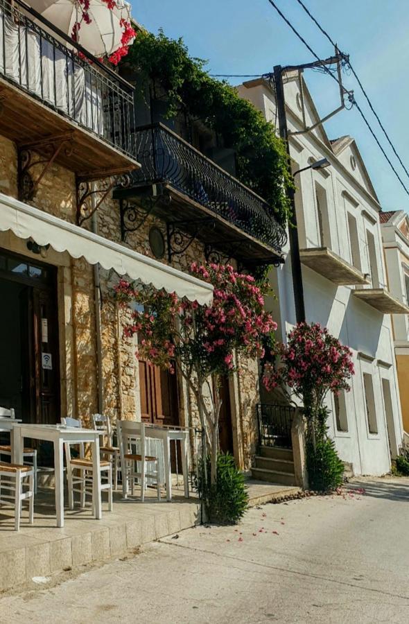 Traditional Seafront Apartment Simi Zewnętrze zdjęcie